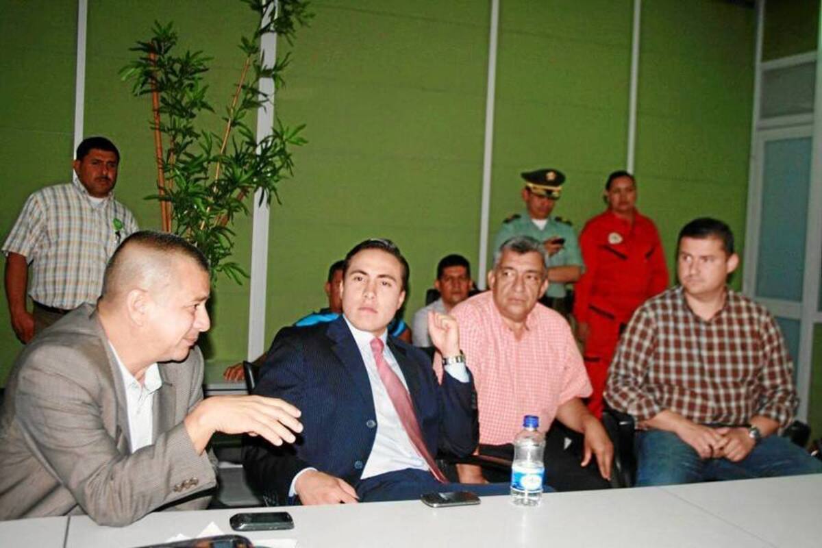 El Gobernador de Santander, Richard Aguilar, estuvo en las instalaciones de la empresa Piedecuestana de Servicios Públicos, en donde pudo constatar los estados financieros de la empresa y los proyectos que ésta plantea para el presente cuatrienio. (Foto: Suministrada/VANGUARDIA LIBERAL)