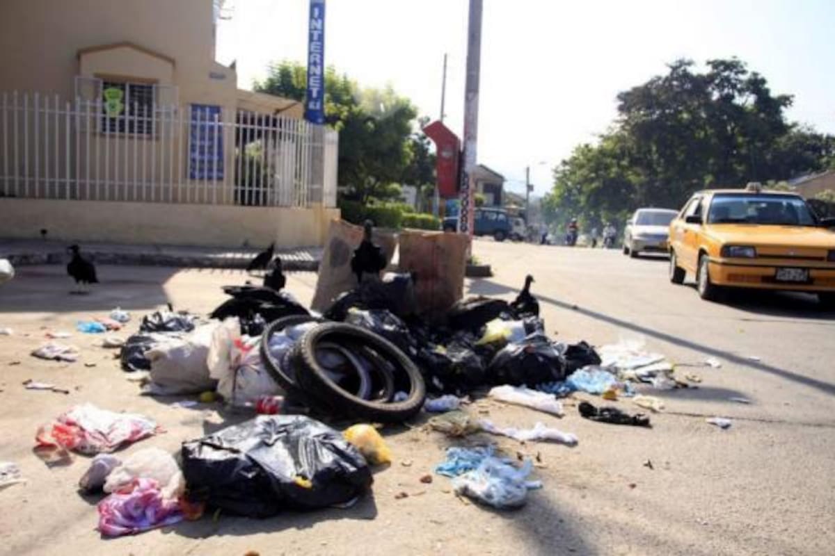En el barrio La Argentina las personas dejan sus basuras en una esquina donde las aves de rapiña en encargan de extender la basura por la calle. El problema también radica en que la comunidad no saca la basura en la hora adecuada.(Foto: Mauricio Villamizar/VANGUARDIA LIBERAL)