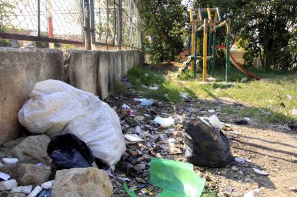 Este parque infantil de Villa San Juan se convirtió en el botadero de basura de los barrios Granadillo y San Pedro.(Foto: Mauricio Villamizar/VANGUARDIA LIBERAL)