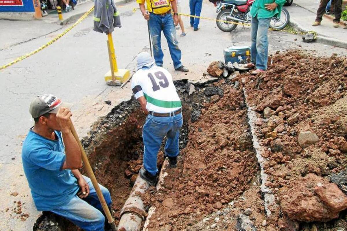 Aspectos de los arreglos que se hicieron en la carrera 6 con calle 13, por parte de la Piedecuestana. (Foto: / VANGUARDIA LIBERAL )