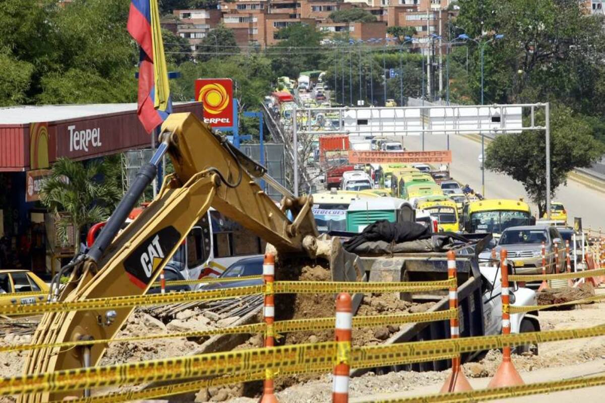 El derrumbe de una vivienda en el sector de Los Guayacanes en inmediaciones a Las Colinas, pasó de castaño a oscuro. Lo que empezó con un deslizamiento se traduce hoy en el cierre total e indefinido de la vía principal de acceso a esta zona de la Comuna 16, pérdidas económicas para más de 50 familias y el infarto del tránsito en el viaducto La Flora. (Foto: César Flórez/VANGUARDIA LIBERAL )