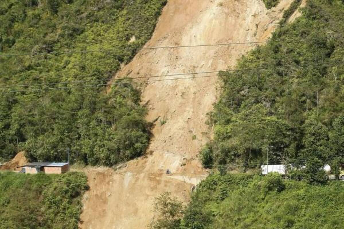 En menos de 24 horas se han producido tres derrumbes considerables que han colapsado el paso por la vía Bucaramanga-Cúcuta. El último que se produjo el pasado domingo terminó por frenar totalmente el tráfico de casi 3 mil vehículos que transitan a diario. Se espera que en una semana haya paso habilitado para vehículos livianos. (Foto: César Flórez/VANGUARDIA LIBERAL )