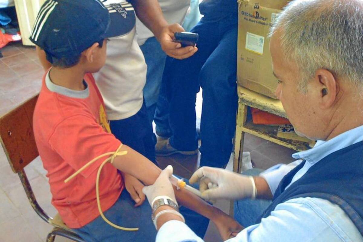 Toma de muestras que se realizó en Oiba, para hacer el respectivo tamizaje para detectar la enfermedad de Chagas en la población infantil de la localidad. (Foto: Luis Fernando Martínez Vargas/VANGUARDIA LIBERAL)