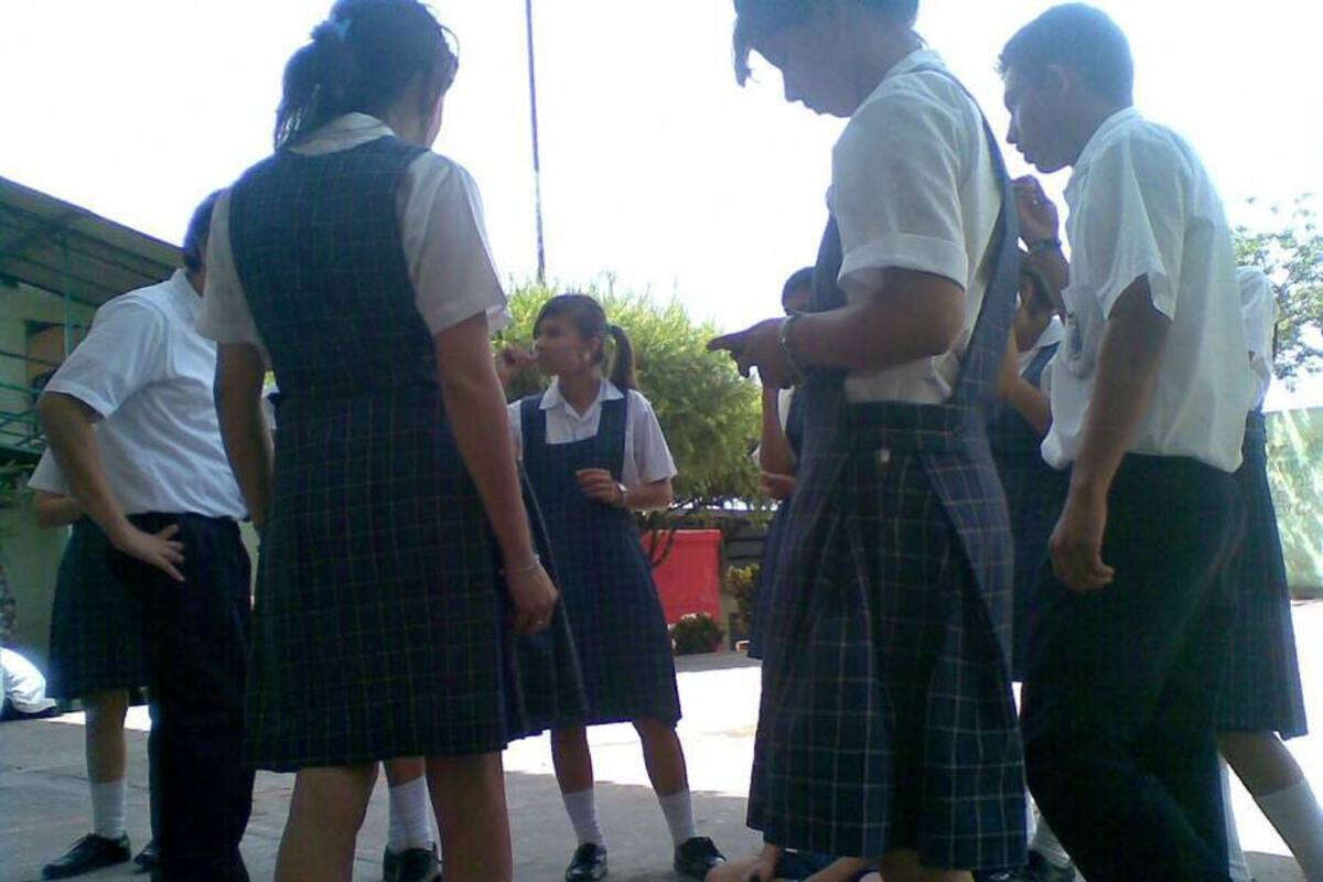 Desde ayer los estudiantes afectados por la falta de un docente para química y biología iniciaron lo que ellos denominaron la manifestación “desobediencia estudiantil, resistencia pacífica”, con su ausencia a toda la jornada académica, actividad que anunciaron, continuará hoy martes con la muestra de pancartas y carteles y su permanencia en el salón múltiple, a la espera de que se solucione su situación. (Foto: Suministradas/VANGUARDIA LIBERAL)