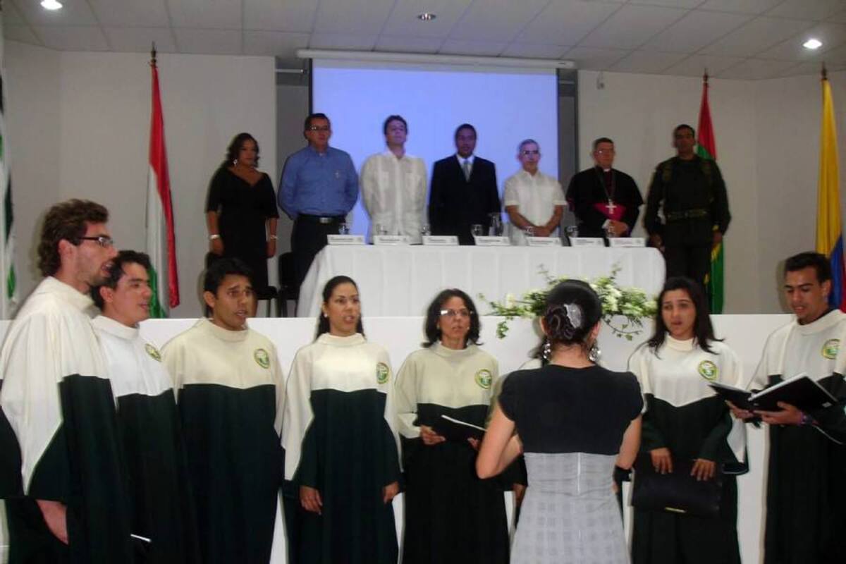 De izquierda a derecha, María Carolina Rosales Camacho Coordinadora de la Unidad en Barbosa, Wenceslao Guerrero, presidente Concejo municipal, Luis Hernán Cortes Niño Director Administrativo Comfenalco, Jorge Ardila Velandia alcalde, Rafael Antonio Tarazona Orejarena, presidente del consejo directivo Comfenalco, monseñor Luis Albeiro Cortes Rendón obispo diócesis de Vélez y teniente coronel Jorge Evelio Palomino López director de la Escuela de Carabineros de Vélez. (Foto: Nancy Acuña R. /VANGUARDIA LIBERAL)