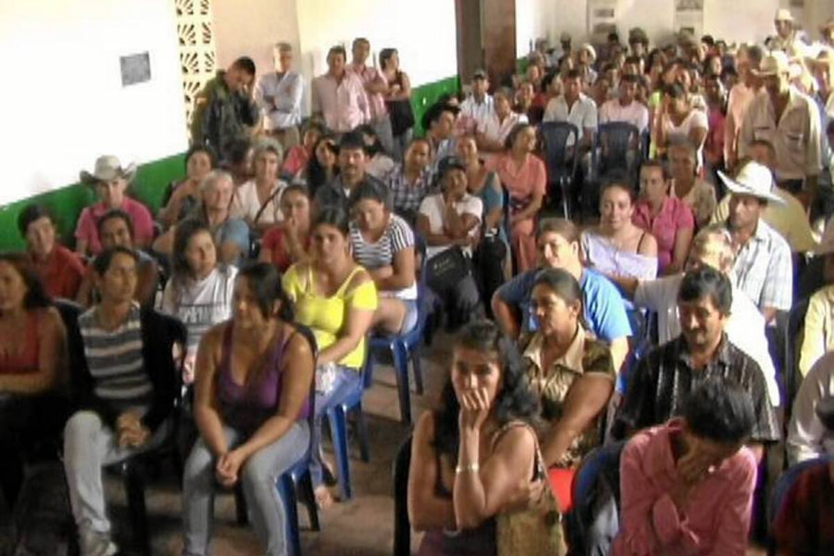 Con recursos de los padres de familia y en muchos casos caminando largos trayectos, los alumnos de Guadalupe sortean el desplazamiento hasta los centros educativos diariamente y piden a sus líderes locales que den una solución inmediata a este problema, con el cual no están dispuestos a seguir el resto del año lectivo. (Foto: Suministrada /VANGUARDIA LIBERAL)