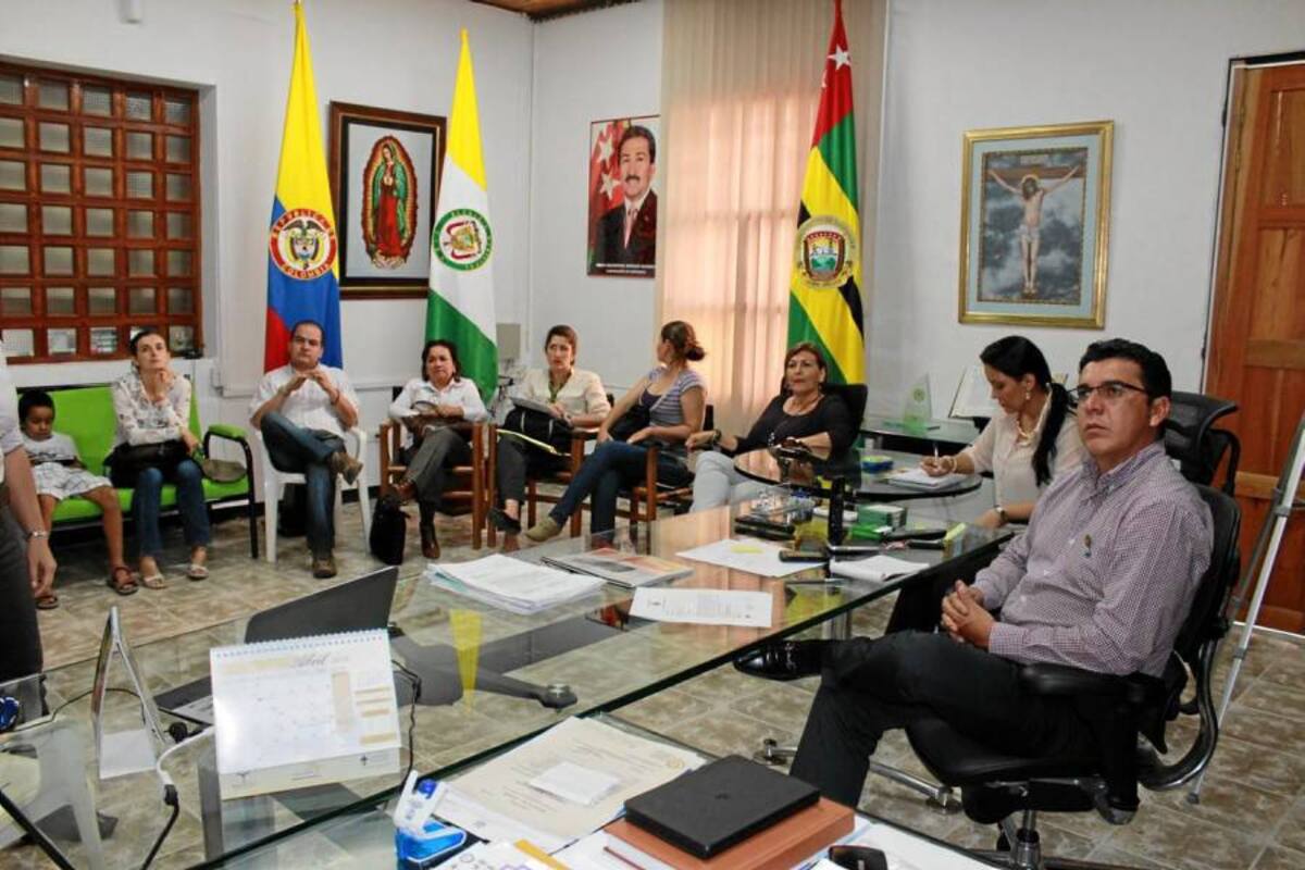 Reunión sostenida por el alcalde de Oiba, Johnny Walter Peñaloza Niño, con funcionarios de la secretaría de salud departamental, local y funcionarios del Ministerio de Salud, haciéndole seguimiento al programa de erradicación de la enfermedad de Chagas. (Foto: Luis Fernando Martínez Vargas/VANGUARDIA LIBERAL)