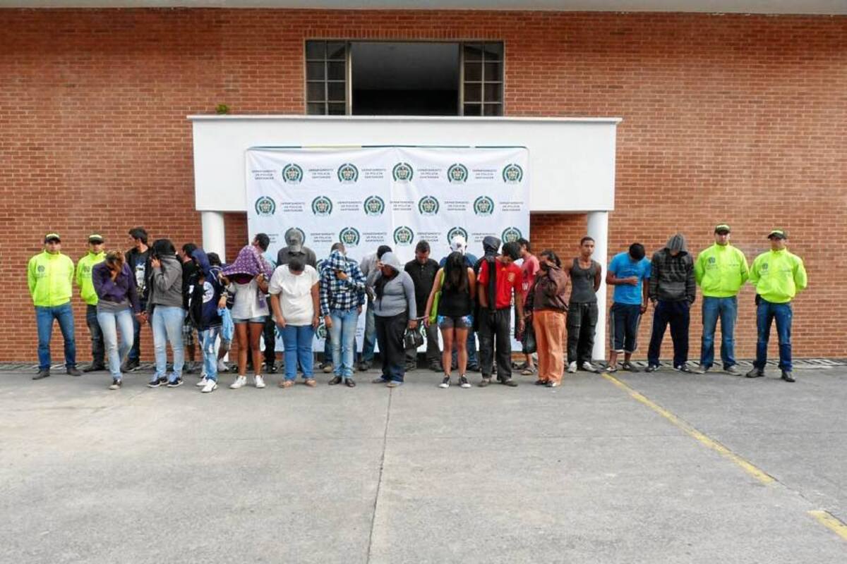 24 de los integrantes de la banda de delincuentes que se dedicaba al micro tráfico de estupefacientes en Barbosa, capturados por efectivos de la Policía Nacional en el marco de la operación Ónix. (Foto: Suministrada/VANGUARDIA LIBERAL)