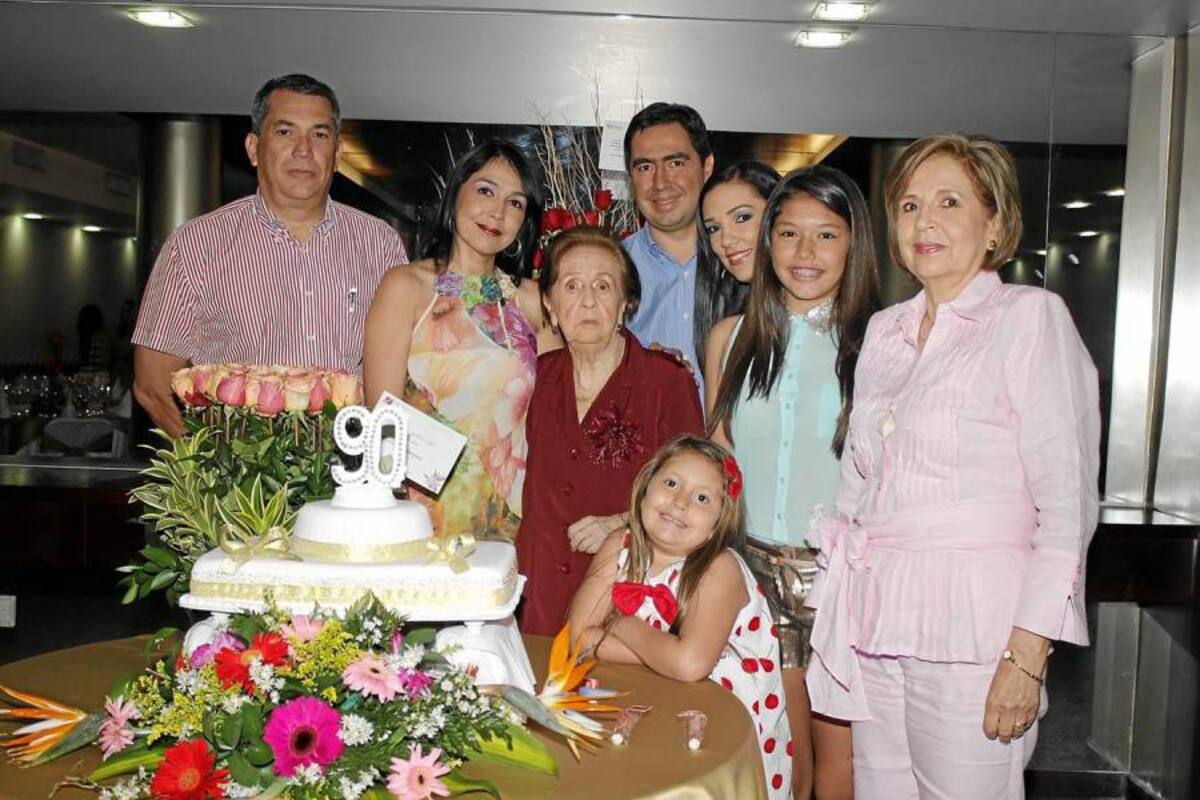 Javier Sánchez, Ángela María Mujica, Mariela Carrizosa Galán, Luisa Serrano, Eduardo Mujica, María Isabel Sánchez, María Laura Sánchez y María Victoria Arciniegas. (Foto: Javier Gutiérrez / VANGUARDIA LIBERAL)