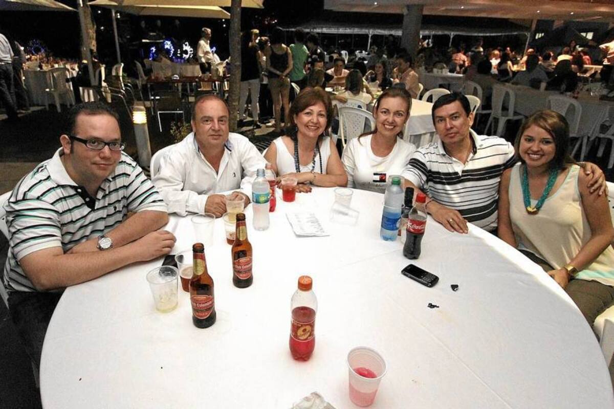 Sergio Gómez, Víctor Hugo Gómez, Margarita Pérez, Martha de Villabona, Edgar Villabona y Martha Villabona. (Foto: Mauricio Betancourt / VANGUARDIA LIBERAL)