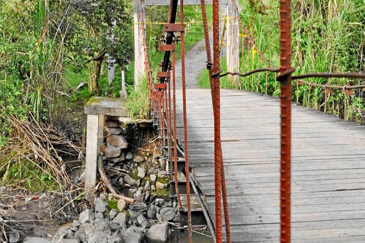 Este es el puente La Roca, sobre el río Moniquirá, donde se piensa instalar un puente militar, mientras se determina la construcción de una nueva estructura rígida. (Foto: Luis Fernando Martínez Vargas/VANGUARDIA LIBERAL)