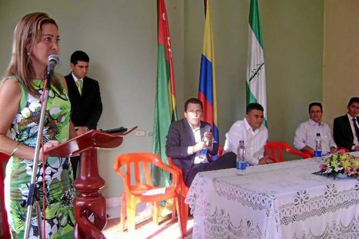 Momentos en que la Contralora de Bucaramanga, Magda Milena Amado Gaona, se dirige al presidente del Concejo, al alcalde Municipal de Güepsa, y demás asistentes al homenaje que le ofrecieron sus paisanos. (Foto: Luis Fernando Martínez Vargas/VANGUARDIA LIBERAL)
