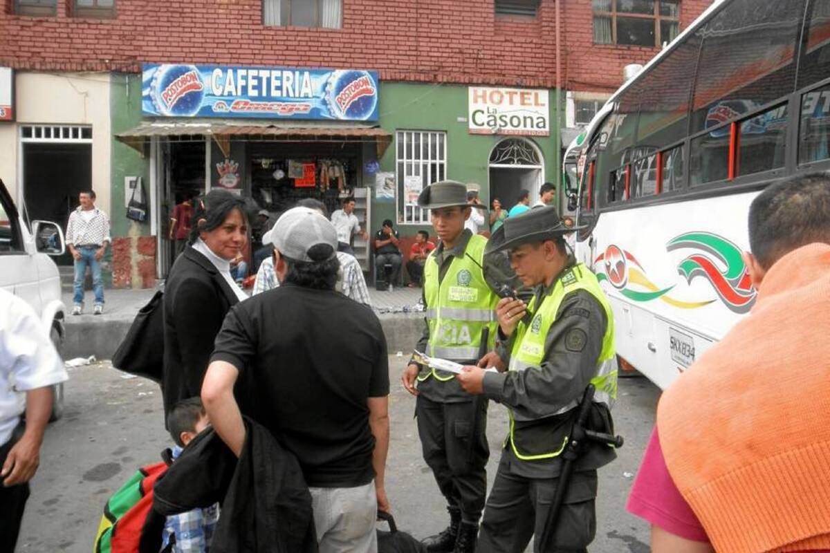 Actividades desarrolladas por efectivos de la Policía Nacional, de requisa, solicitud de antecedentes y registro de automotores, en el terminal de transportes de Barbosa. (Foto: Suministrada /VANGUARDIA LIBERAL)
