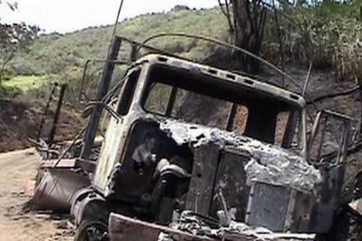 Estado del camión que se incendio hacia las 12:10 de la madrugada de este lunes 21 de febrero en cercanías del municipio de Puente Nacional.(Foto: Suministrada /VANGUARDIA LIBERAL)