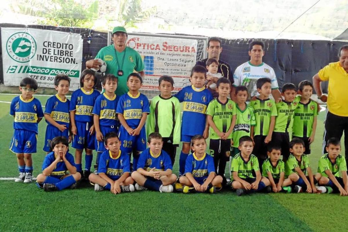 Equipos de fútbol de Oiba y Vélez, quienes desarrollaron un interesante mano a mano, en el que salió vencedora la selección oibana 3-1. En la imagen, los deportistas al lado de sus instructores, Dumar Rueda de Vélez y Rubiel Useda de Oiba. (Foto: Luis Fernando Martínez Vargas/VANGUARDIA LIBERAL)