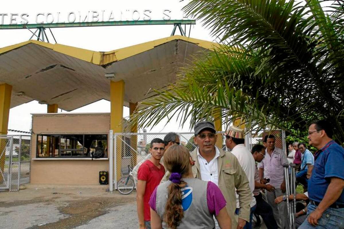 Las directivas de Ferticol y los trabajadores negociaban ayer la reapertura de las operaciones. (Foto: Edgar Pernett/VANGUARDIA LIBERAL)