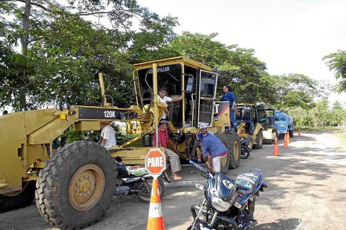 Tres días cumplió ayer paralizada la maquinaria de la firma contratista L J, al servicio de Ecopetrol, la cual realiza un mantenimiento vial en el tramo de la Estación Tres a uno de los pozos de la Estatal Petrolera. (Foto: Edgar Pernett/VANGUARDIA LIBERAL)