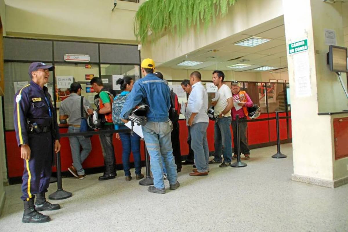 Alrededor de mil trámites, que debían haberse realizado en el transcurso del mes de octubre, se encuentran guardados en cajas de cartón en las oficinas de la Inspección de Tránsito y Transportes de Barrancabermeja, según lo denunciaron usuarios de la entidad. (Foto: Edgar Pernett/VANGUARDIA LIBERAL)