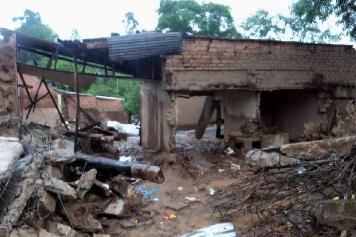 El Presidente Juan Manuel Santos visitó ayer el barrio La Bomba, uno de los sectores más afectados con la avalancha, como quiera que diez, de las once personas que en principio resultaron desaparecidas residían en dicho sector.