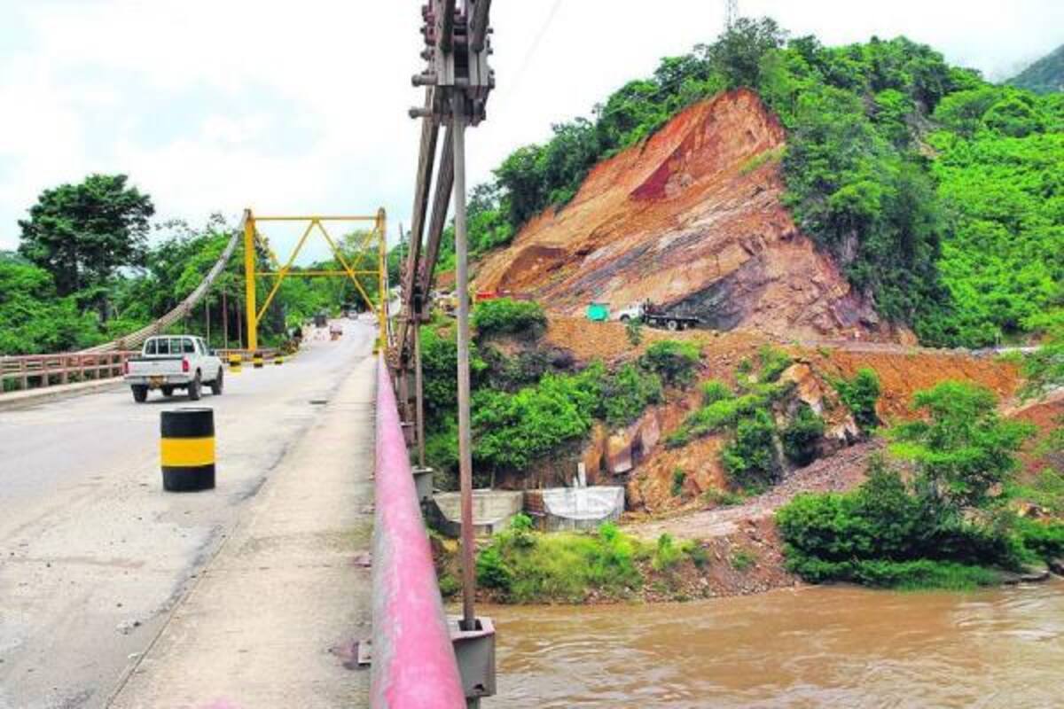 La fuerza con la que transcurre el río Sogamoso a su paso por la presa de Hidrosogamoso puso en alerta a las autoridades departamentales que temen por estabilidad del Puente La Paz.(Foto: Alexander Becerra Osma/VANGUARDIA LIBERAL)