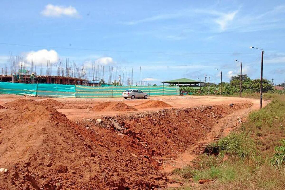 La Junta de Acción Comunal del barrio Pablo Acuña afirma que antes que iniciar la obra de ampliación de la Institución Ciudadela Educativa la vía de acceso al sector se encontraba en buenas condiciones. (Foto: Édgar Pernett/ VANGUARDIA LIBERAL)