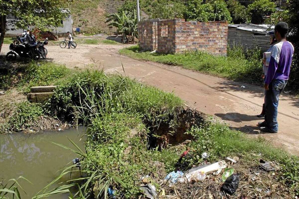 El pasado fin de semana una socavación en el puente vehicular que une el barrio Brisas del Oriente con los sectores aledaños prendió las alarmas de la comunidad, para solicitar ayuda urgente por parte de la Alcaldía. (Foto: Édgar Pernett/VANGUARDIA LIBERAL)