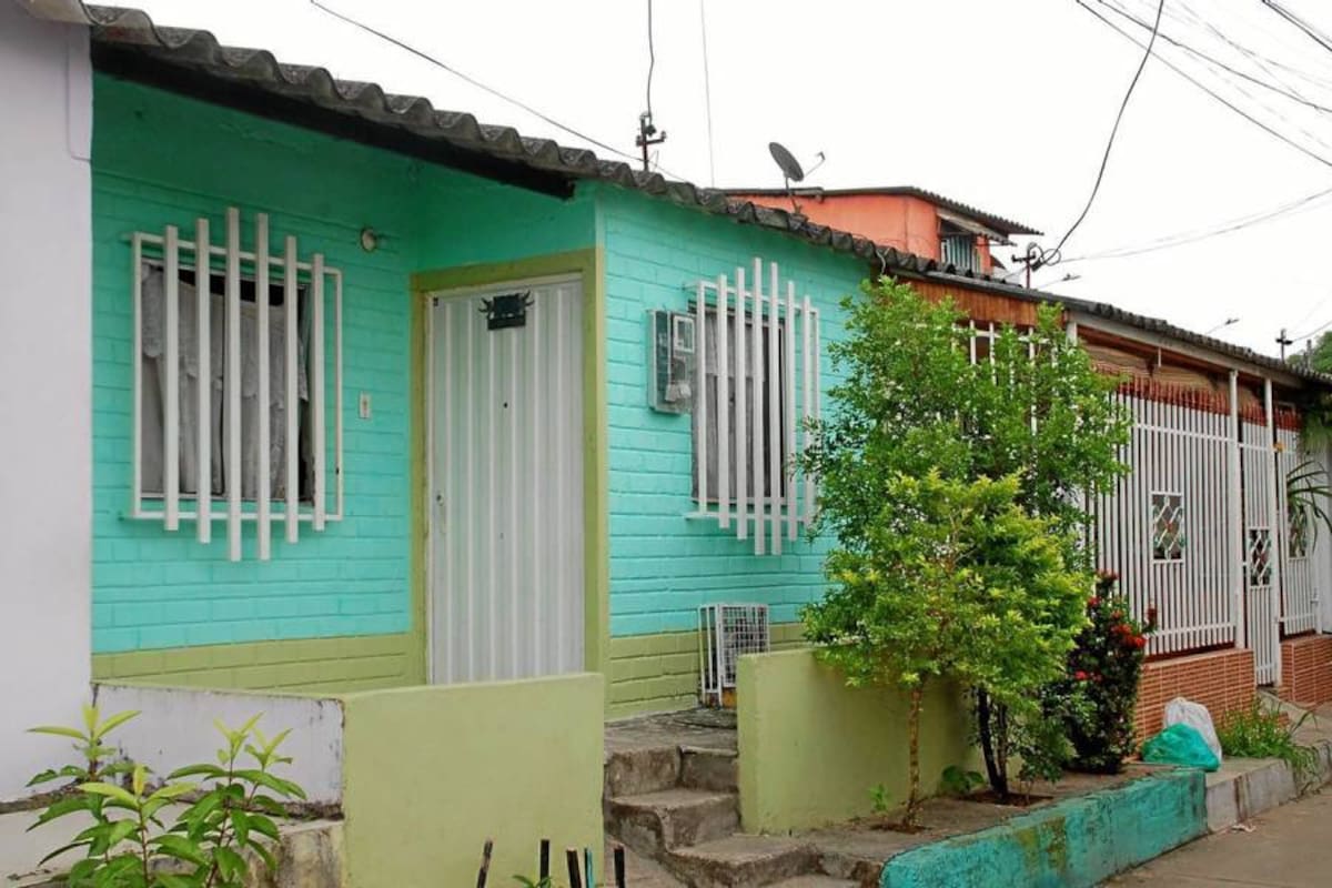 En esta vivienda del barrio Altos del Rosario se reportó la explosión de un artefacto que fue lanzado por delincuentes. (Foto: Édgar Pernett/ VANGUARDIA LIBERAL)