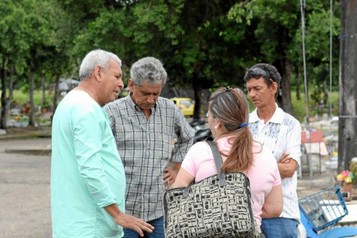 Ayer en la mañana los peritos forenses del Instituto de Medicina Legal de la ciudad se encontraban en el cementerio La Resurrección realizando las pruebas dactilares y el arreglo del cuerpo. (Foto: Emmanuel Pérez/ VANGUARDIA LIBERAL)