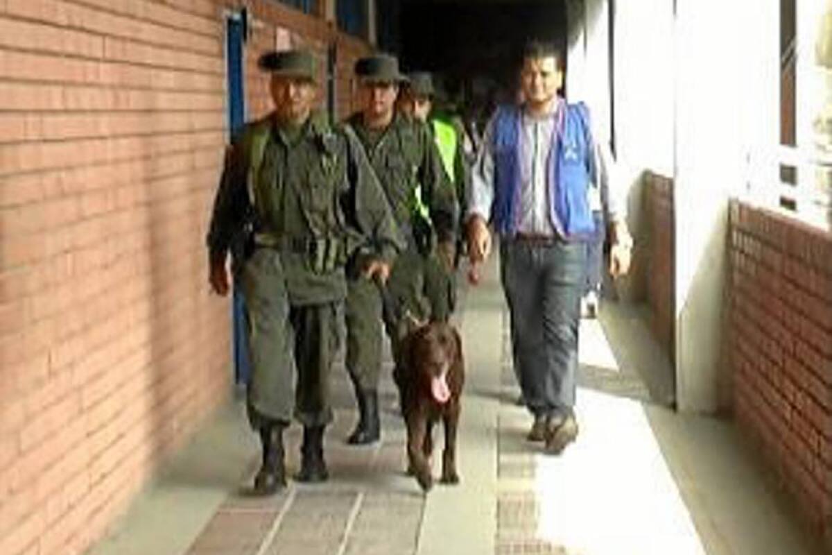 La Policía de Infancia y Adolescencia del Magdalena Medio, luego de requisar sorpresivamente a los colegios públicos de la ciudad, halló entre 100 y 150 armas cortopunzantes. (Foto: Suministrada/ VANGUARDIA LIBERAL)