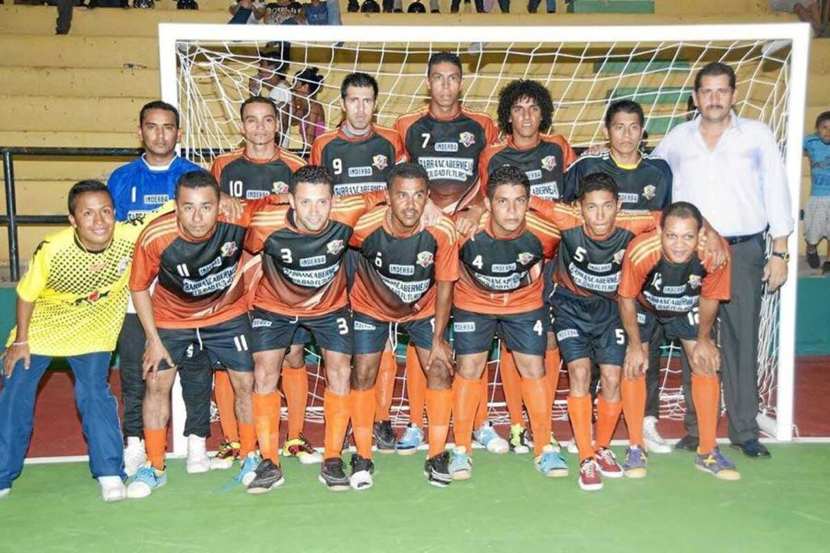Más de 3.000 deportistas se echaron a correr por las calles del Puerto Petrolero. (Foto: Emmanuel Pérez Ortegón/VANGUARDIA LIBERAL)