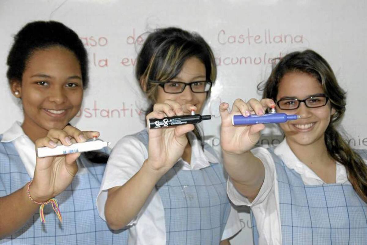 Estudiantes de undécimo grado de la Escuela Normal Superior proyectan la construcción de tableros interactivos de bajo costo para la implementación de la educación interactiva en los colegios y escuelas que aún no cuenten con la disponibilidad de un tablero interactivo. (Foto: Edgar Pernett/VANGUARDIA LIBERAL )