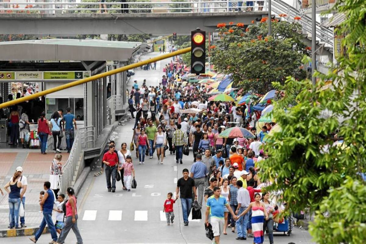 El ‘caos navideño’ llegó a tal punto que los andenes no fueron suficientes y en sectores como la carrera 15 entre calles 33 y 38 los peatones se tomaron la vía. Ni Metrolínea podía transitar con normalidad. (Foto: Javier Gutiérrez / VANGUARDIA LIBERAL )