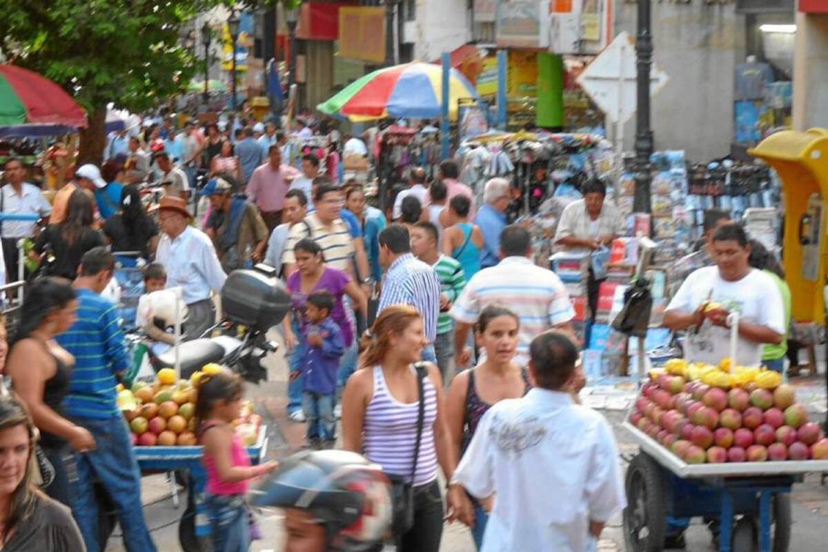 De nada han servido los operativos de ‘recuperación’ del espacio público. Una zona como el Paseo del Comercio permanece ocupada de ventas estacionarias, de manera permanente. (Foto: / VANGUARDIA LIBERAL)