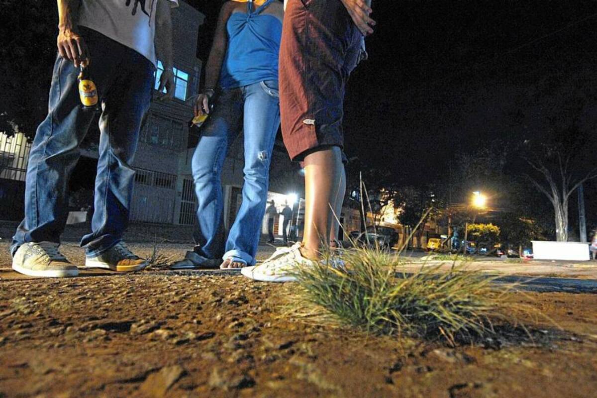 Falsificando documentos de identidad, trasladándose a fincas, ingresando a establecimientos que operan con la modalidad de ‘Club social’, incluso permaneciendo en las calles y parques, los menores de edad están violando el ‘toque de queda’. (Foto: Archivo/VANGUARDIA LIBERAL)