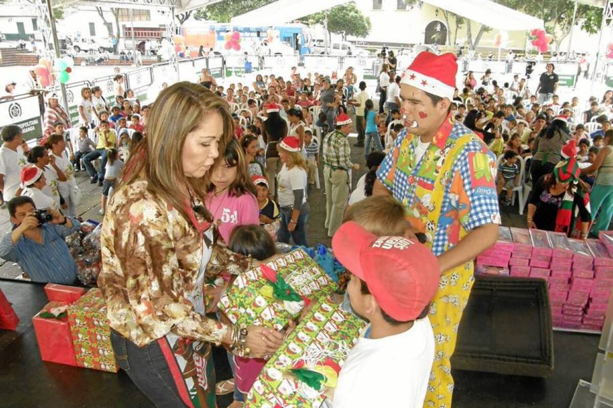 Los niños de 0 a 10 años de edad, pertenecientes a familias damnificadas por el invierno y de escasos recursos, fueron quienes recibieron los obsequios. (Foto: Javier Gutiérrez / VANGUARDIA LIBERAL)