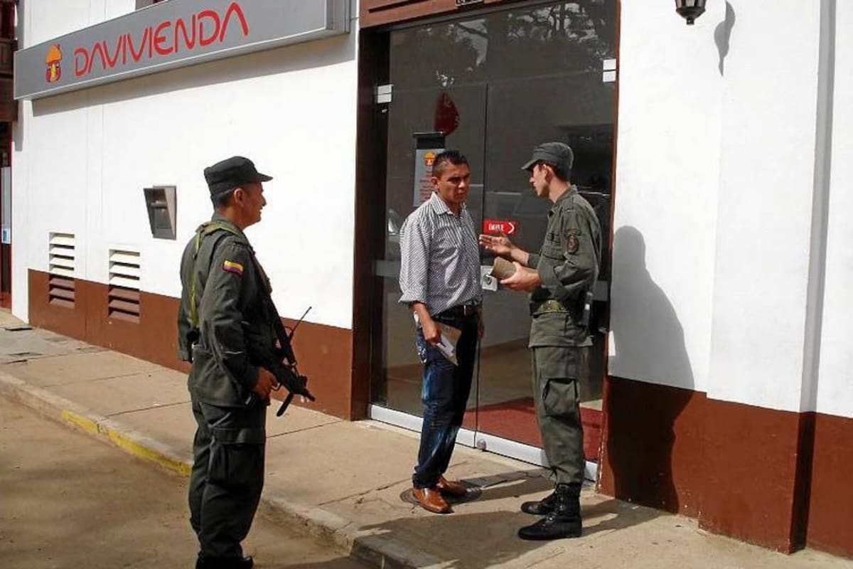 El comando del Distrito invitó a los ciudadanos a que usen el servicio gratuito de escolta policial para efectuar transacciones bancarias para prevenir cualquier intento de hurto de los atracadores en Socorro y la provincia, y que se ponga en riesgo su integridad y su dinero. (Foto: Archivo/VANGUARDIA LIBERAL )