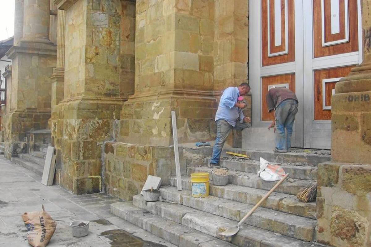 Aspectos de los trabajos de cambio de piso de la Concatedral del Socorro, uno de los mayores atractivos turísticos que tiene el municipio, que se coordinaron con la Secretaría de Planeación y Desarrollo Municipal. (Foto: Nancy Gómez /VANGUARDIA LIBERAL)