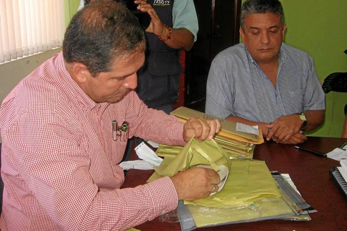 Instantes de la revisión de un comité municipal, de los soportes que se solicitaron a los inscritos al Concurso, donde se verificó el cumplimiento de los requisitos para su remisión ante los jurados que hacen la preselección. (Foto: Nancy Gómez /VANGUARDIA LIBERAL )