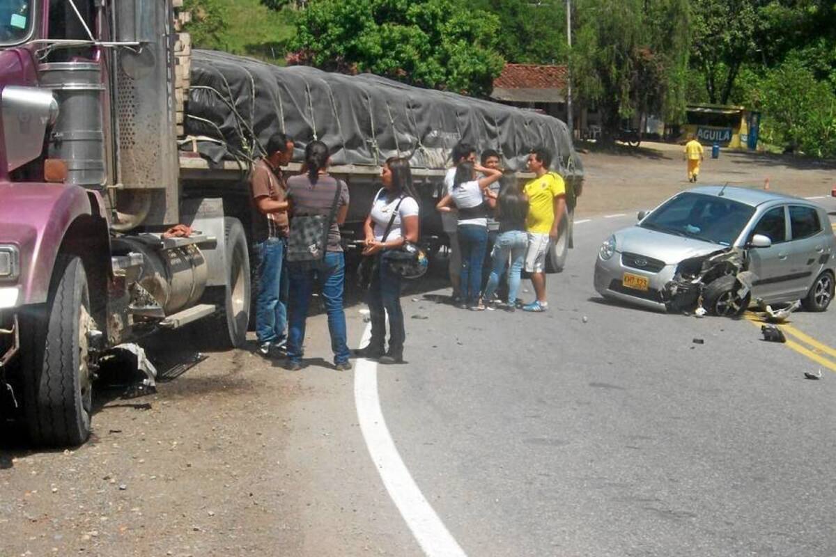 El accidente fue atendido por la Policía de Carreteras que realizó el croquis; hubo una restricción en un carril del paso vehicular. (Foto: Suministrada/VANGUARDIA LIBERAL)