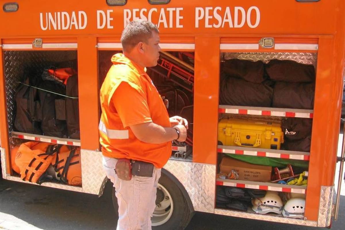 El coordinador de la Defensa Civil en la provincia Comunera, Julio César Ariza, muestra el vehículo de rescate pesado que presta un gran servicio en esta ciudad y en caso de presentarse accidentes en la vía nacional (Foto: Luis Fernando Martínez Vargas/VANGUARDIA LIBERAL)