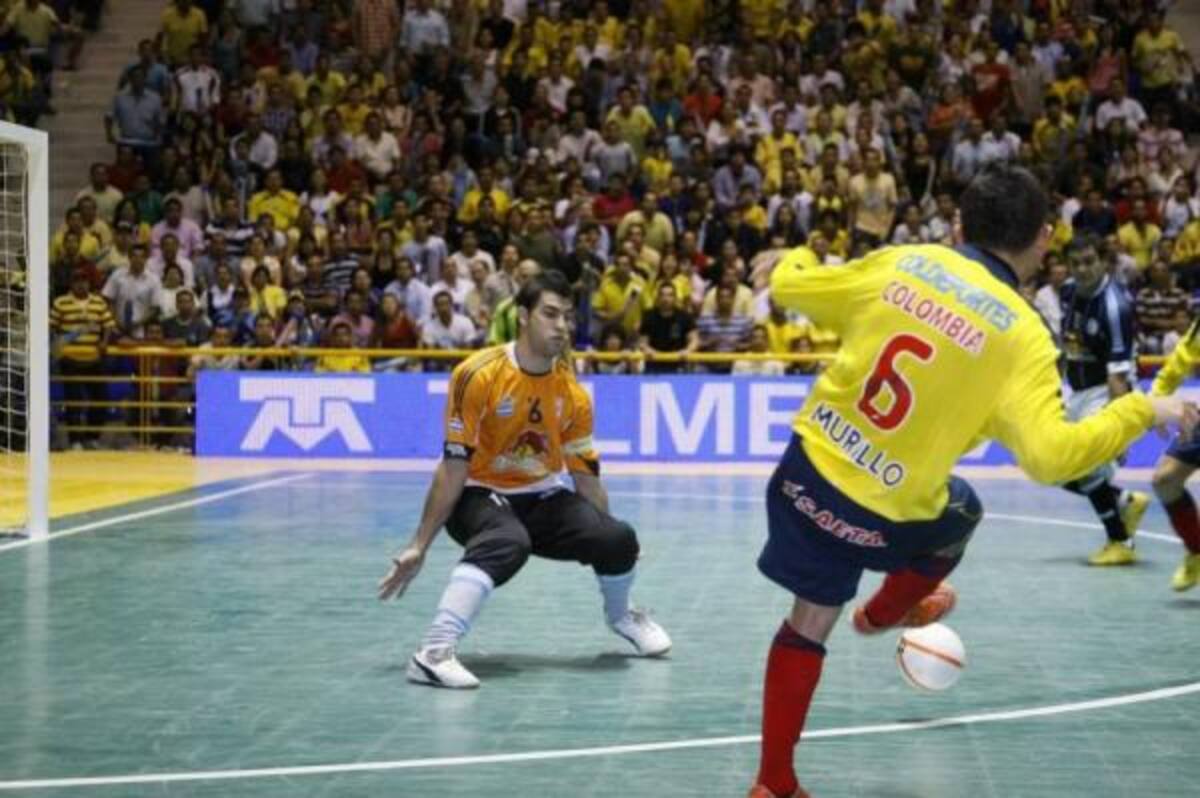 Sin duda alguna la gran figura de Colombia en el partido de anoche ante Argentina fue Andrés Murillo, número seis de la selección nacional, al anotar dos de los tres goles con los que el combinado patrio logró vencer a Argentina y clasificarse para la final del X Campeonato Mundial de Fútbol de Salón.(Foto: César Flórez / VANGUARDIA LIBERAL)