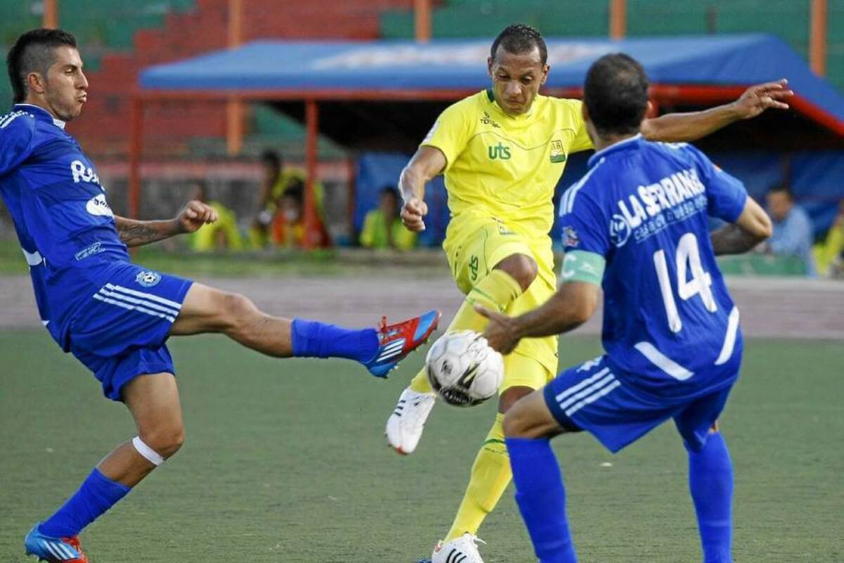 Atlético Bucaramanga derrotó ayer 1 – 0 a Real Santander, en un partido válido por la octava fecha de la Copa Postobón y quedó con serias posibilidades de avanzar de ronda. (Foto: César Flórez / VANGUARDIA LIBERAL)
