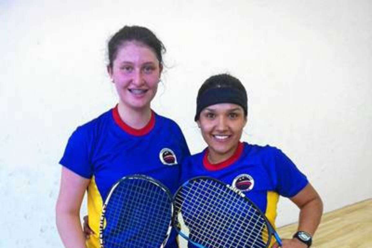 Esta imagen tomada antes del partido final ante México, muestra a la santandereana Karol González (derecha) y a la bogotana Laura Tovar, quienes en la tarde de ayer se coronaron campeonas panamericanas de squash en la modalidad de dobles, al derrotar a las ‘aztecas’ por 2 – 0. (Foto: Suministrada / VANGUARDIA LIBERAL)