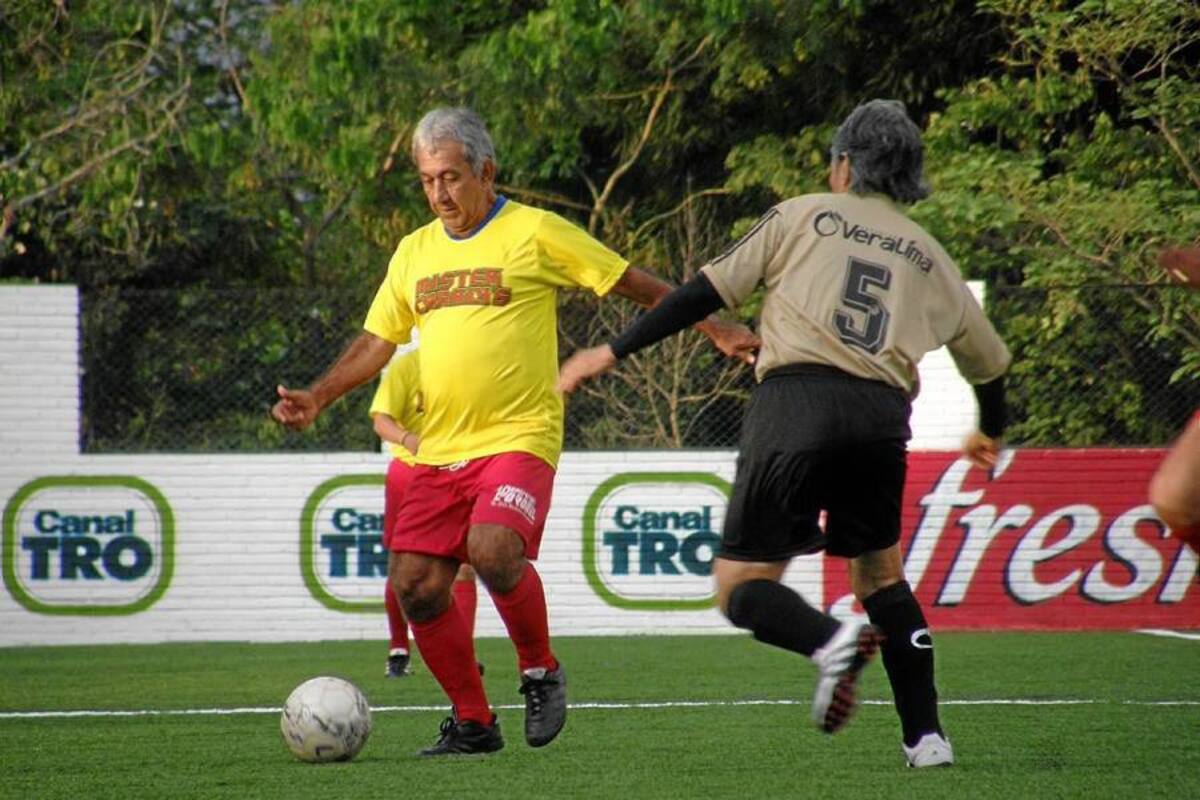 Por segundo año consecutivo el Día del Fútbol Santandereano se jugará en la grama sintética de la cancha Marte, escenario natural de este juego del recuerdo y el reencuentro con las viejas glorias del fútbol de la región. (Foto: Archivo / VANGUARDIA LIBERAL)