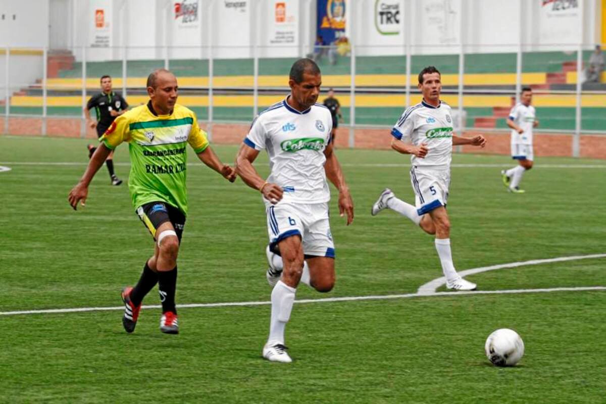 UTS – Real Santander goleó 4-0 a Barrancabermeja y se metió en la disputa para avanzar a las semifinales del Torneo Sénior Máster de la Cancha Marte. (Foto: Nelson Díaz / VANGUARDIA LIBERAL)