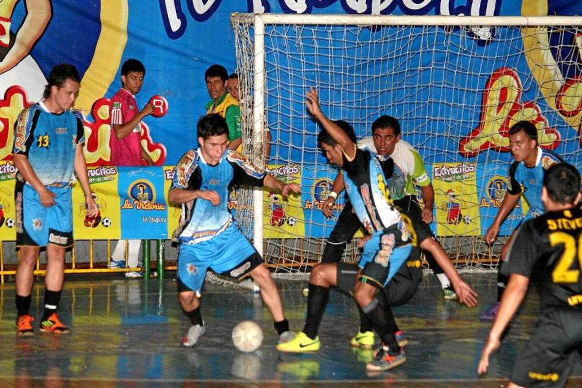 Se bajó el telón de la fase municipal del Mil Ciudades de Microfútbol, en el que el quinteto de Calzado Vanidosa se quedó con el título tras golear en la final a Cedecon por 4 – 1. La tercera plaza le correspondió a Calzado Nejer, que superó por la vía de los penales a Galería La Mansión. (Foto: Mauricio Betancourt / VANGUARDIA LIBERAL)