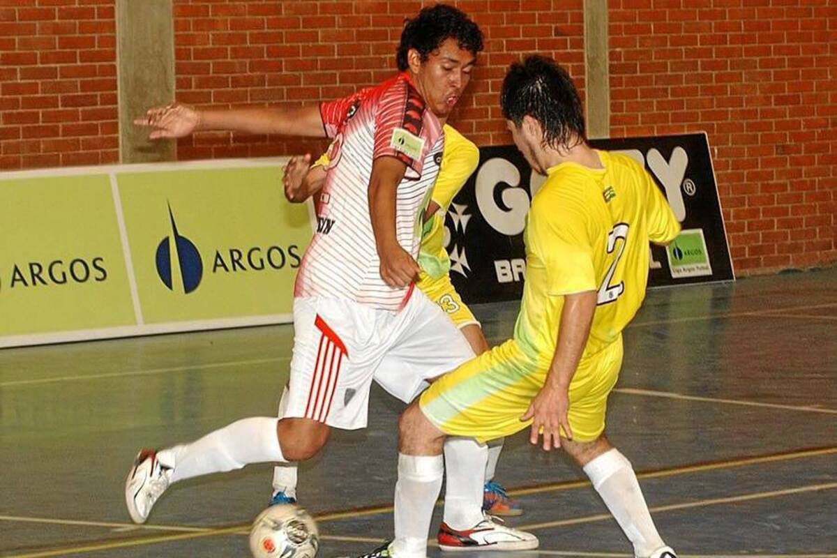Este hombre, Luis Posada, fue el hombre del partido y llevó a su equipo, Club Deportivo D’Martín, a la victoria ante Real Bucaramanga por 8 – 7, al anotar en cinco ocasiones y dejar en silencio y sin ilusiones al quinteto local, que en el coliseo de la Universidad Industrial de Santander luchó hasta el final, pero no contó con la suerte necesaria para mantenerse en la pelea por un cupo a la segunda fase de la Liga Argos de Fútbol Sala. (Foto: Jaime del Río / VANGUARDIA LIBERAL)
