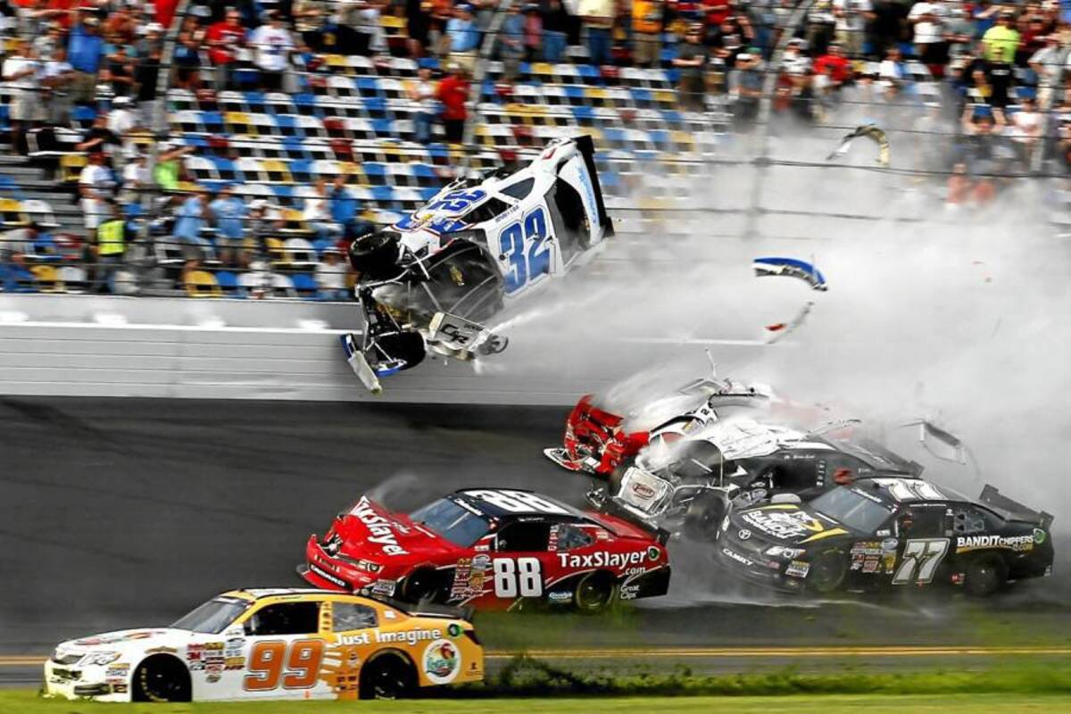 Este es el momento del accidente en el que se vieron involucrados buena parte de los vehículos participantes en la primera válida de la Nationwide en Daytona, que dejó a los pilotos ilesos, pero por lo menos a 15 espectadores heridos. (Foto: AFP / VANGUARDIA LIBERAL)