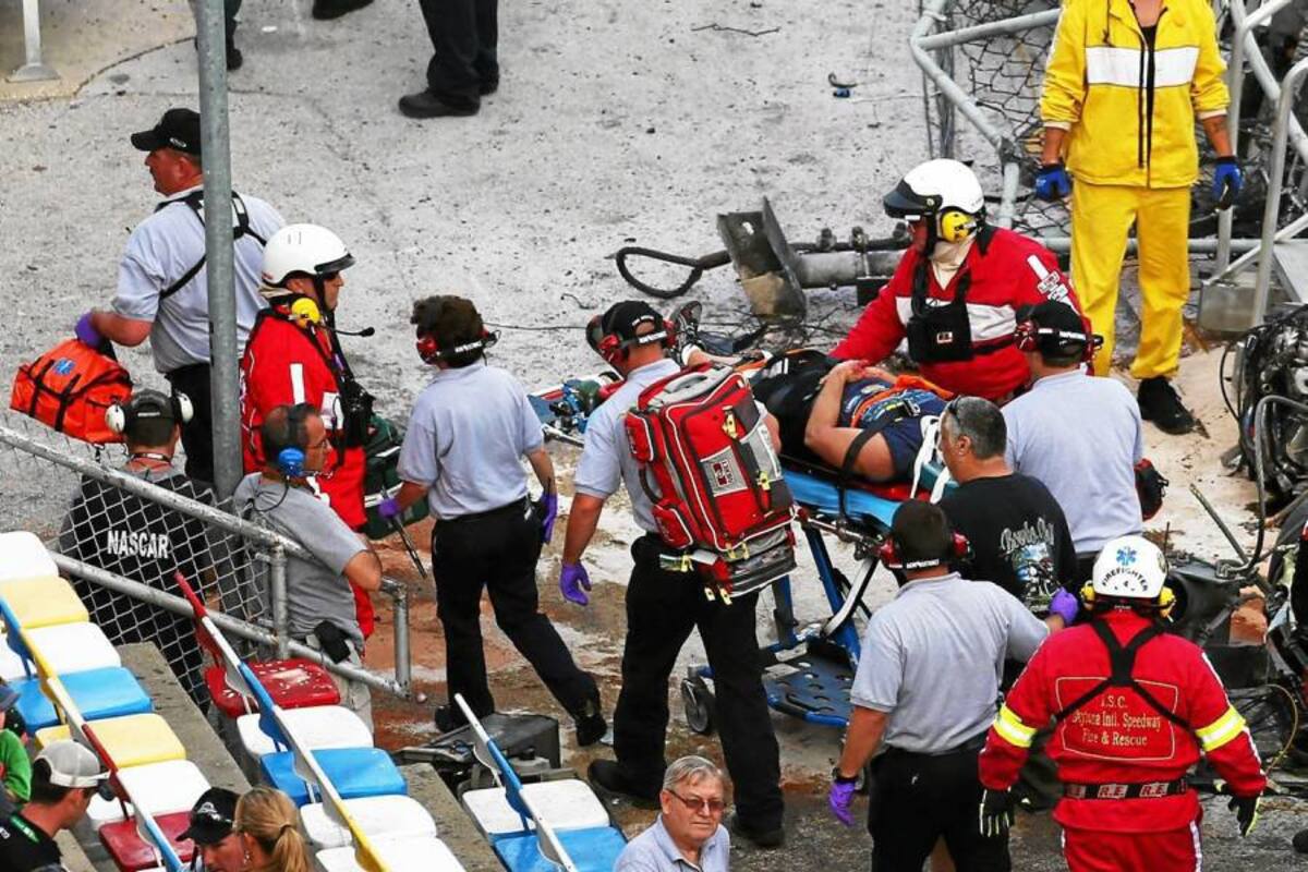 Este es el momento del accidente en el que se vieron involucrados buena parte de los vehículos participantes en la primera válida de la Nationwide en Daytona, que dejó a los pilotos ilesos, pero por lo menos a 15 espectadores heridos. (Foto: AFP / VANGUARDIA LIBERAL)