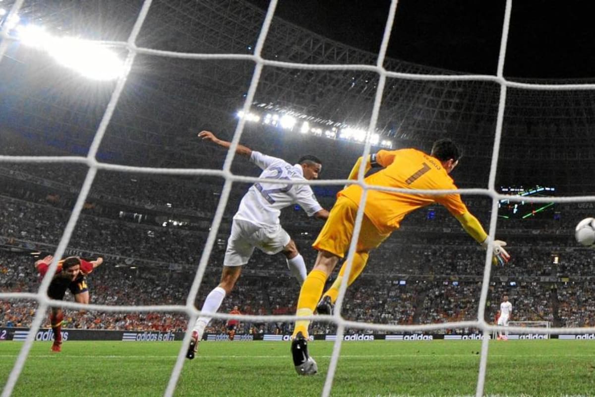 Este es el momento en el que el español Xabi Alonso abre el marcador a favor de su selección, al mandar el esférico al fondo de la portería de Francia, defendida por Hugo Lloris. (Foto: AFP / VANGUARDIA LIBERAL)